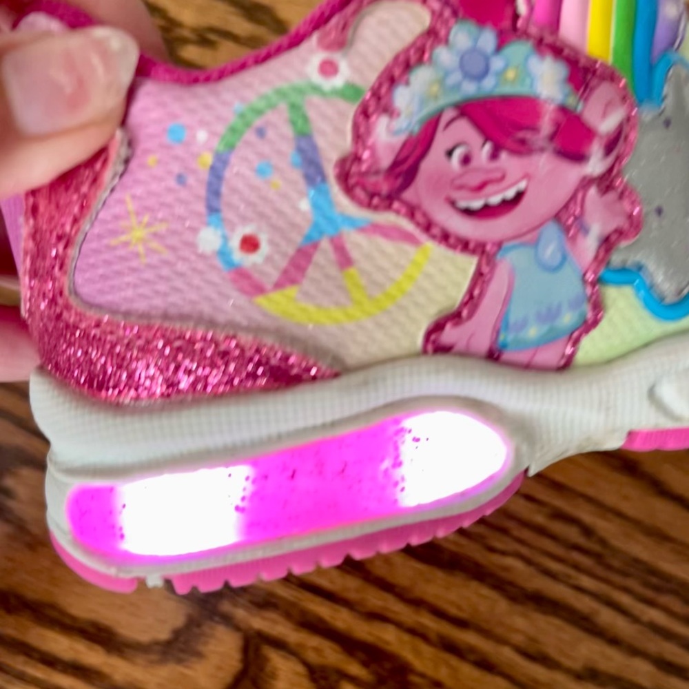 Trolls light-up toddler girl shoes: Size 9